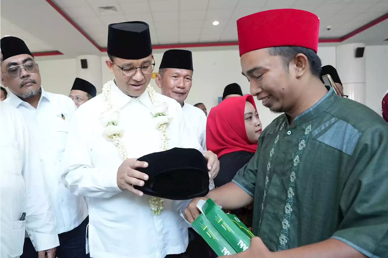 Tiba di Sumenep, Anies Dapat Hadiah Songkok Buatan Santri