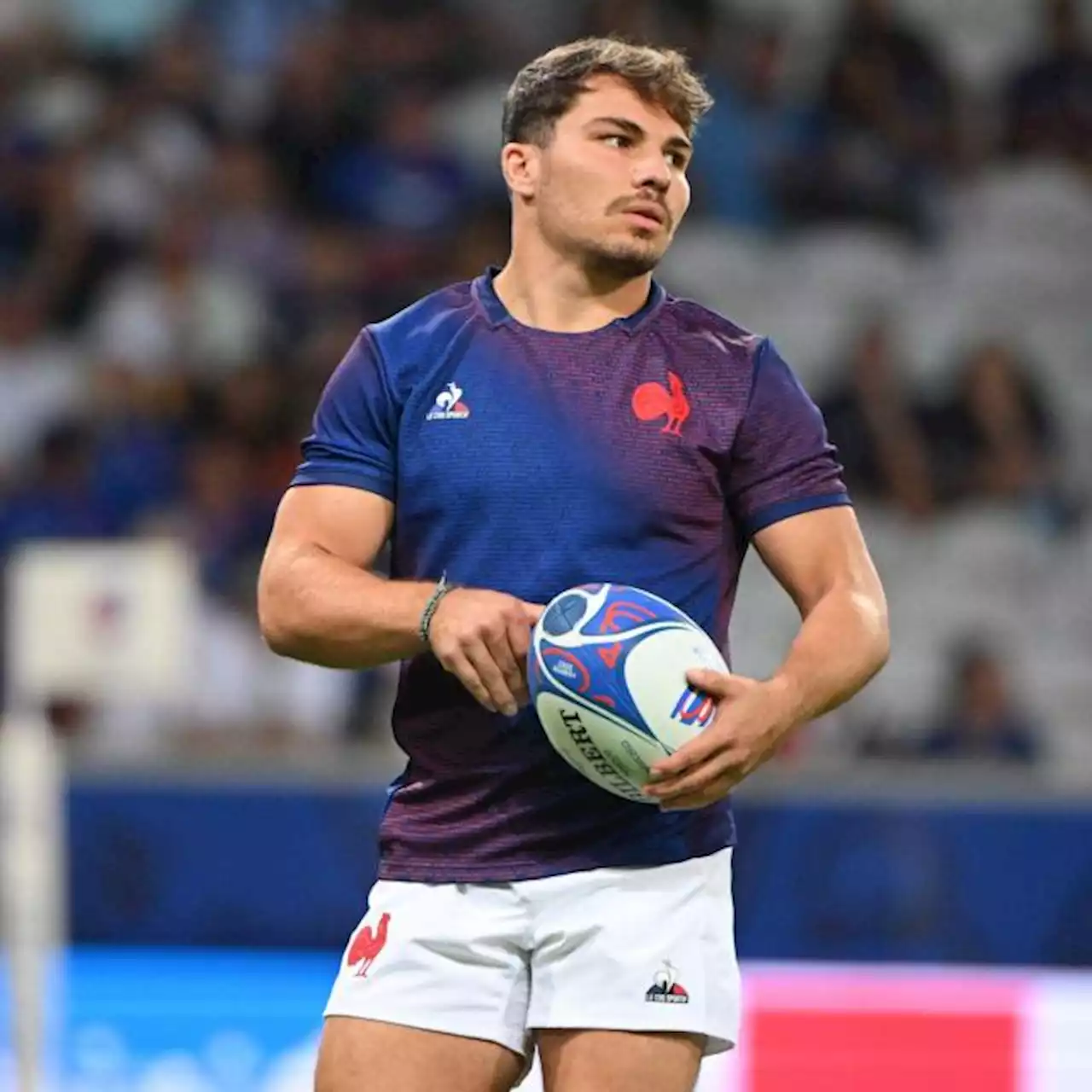 Après son opération, Antoine Dupont attend un premier feu vert pour rejoindre les Bleus