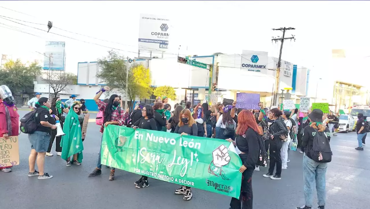 Mujeres marchan a favor del aborto legal en Monterrey