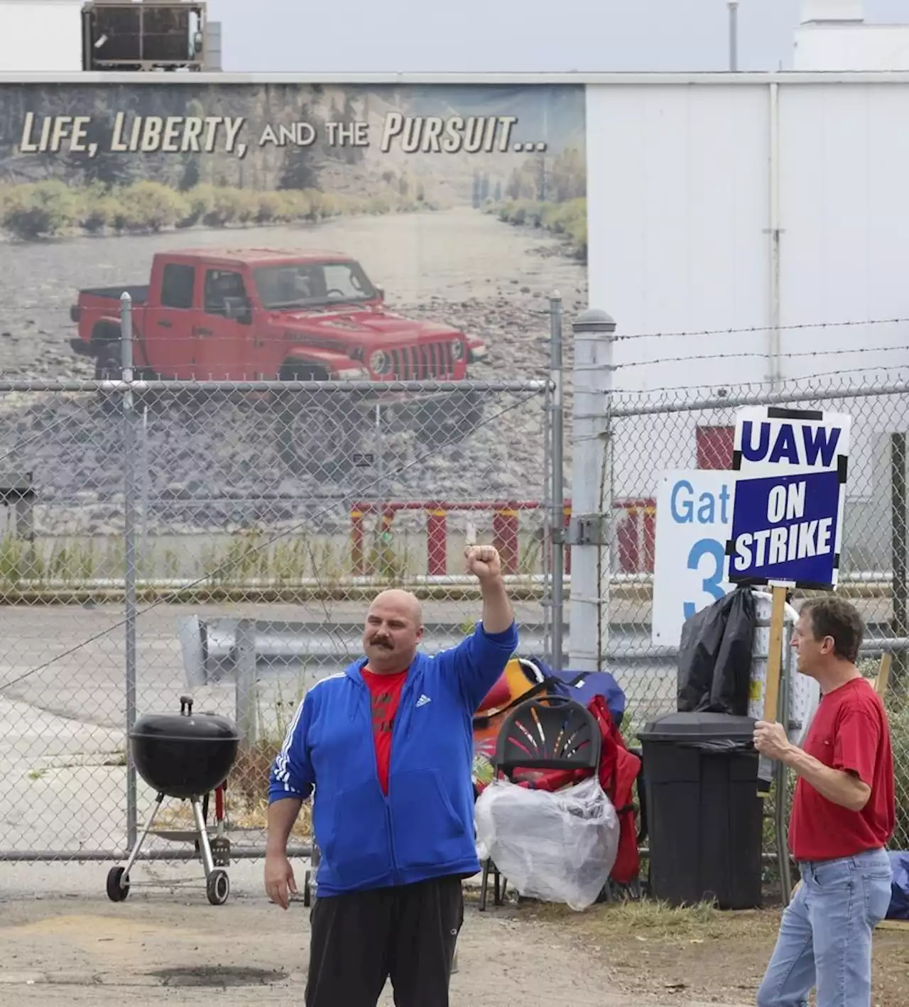 United Auto Workers strikes spread to Chicago and Lansing as 7,000 more workers join the picket line