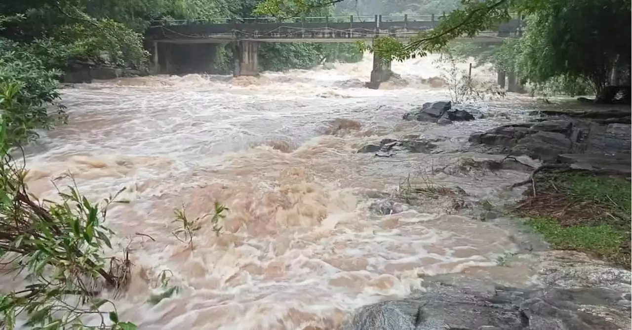 ฝนถล่มต่อเนื่อง น้ำท่วมเชียงใหม่หลายอำเภอ ดินทรุดตัว ถนนถูกตัดขาด