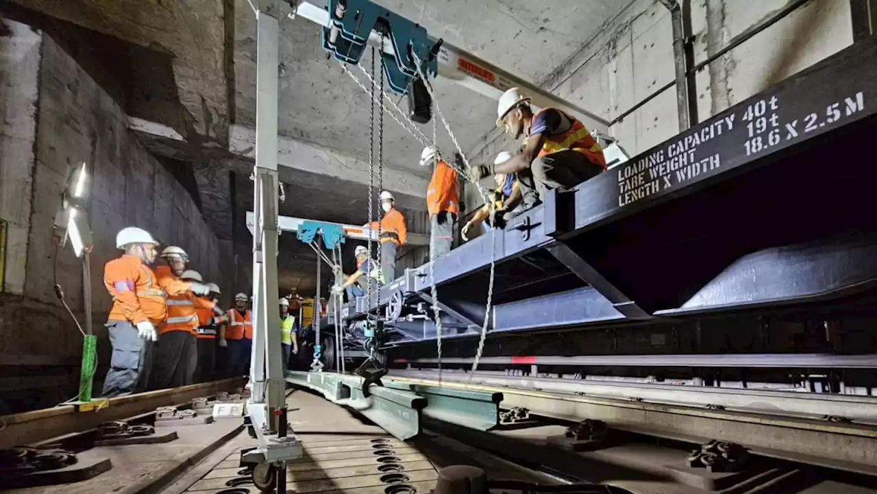 Circle Line delay: Commuters urged to use other MRT routes while crack on rail track is being fixed