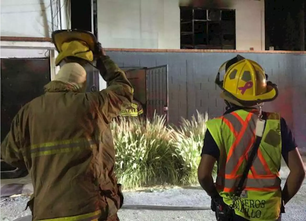 Cortocircuito provoca incendio en vivienda de la colonia Brisas de Saltillo; propietario logra ponerse a salvo