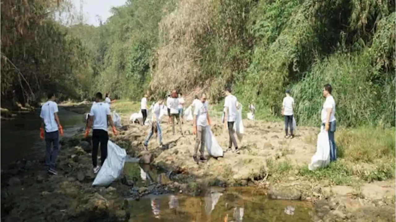 Dukung World Cleanup Day, Puluhan Orang Gelar Aksi Bersih-bersih Ciliwung