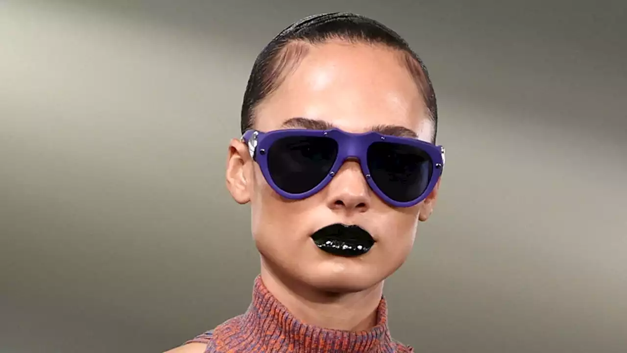 Rossetto nero: il colore tra seduzione e soggezione. Parola di passerella (e di TikTok)