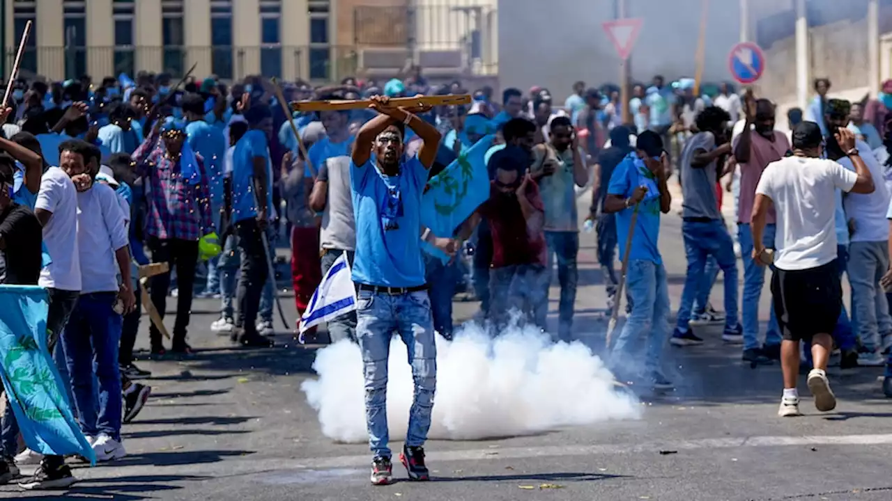 More than 100 injured as Eritrean groups and police clash in Tel Aviv