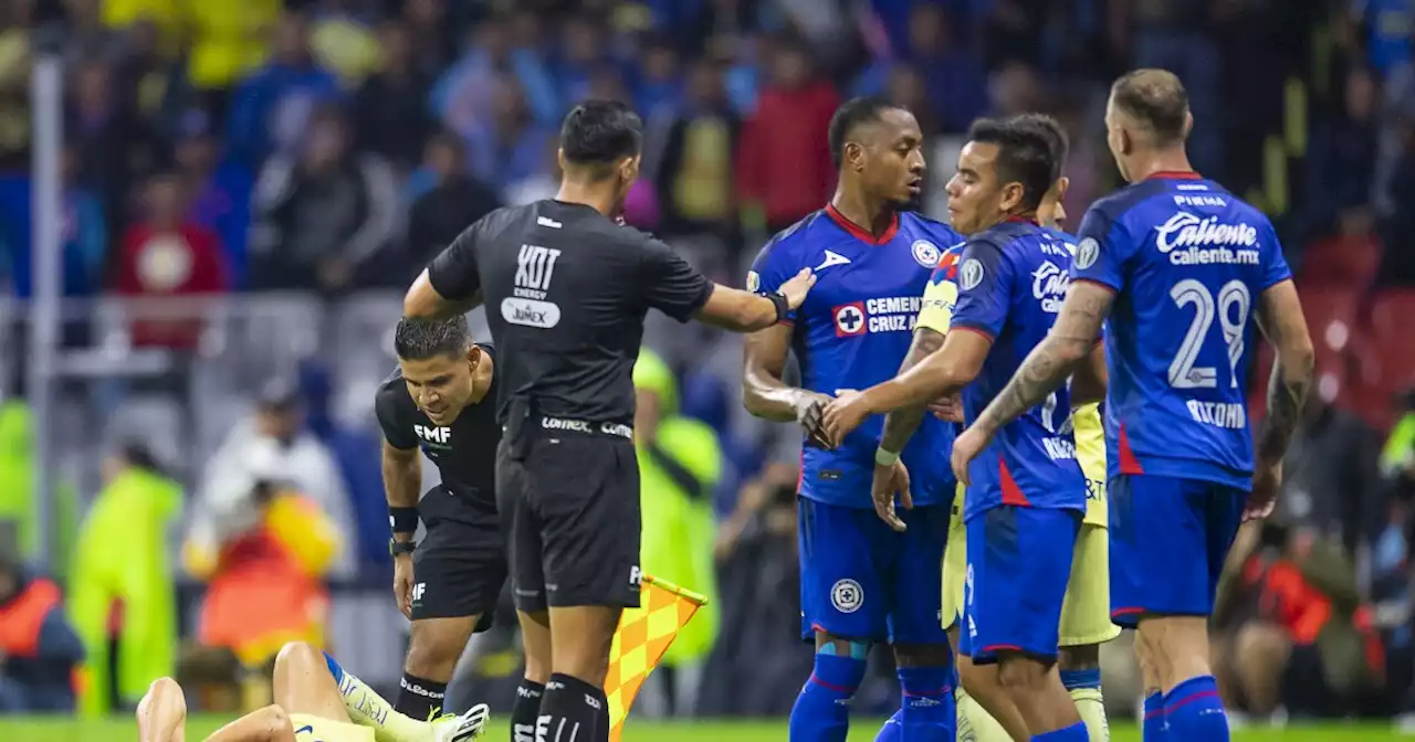 Carlos Rodríguez pierde la cabeza en el Clásico Joven al darle un codazo a Richard Sánchez