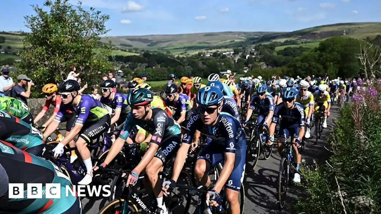 Crowds turn out for Tour of Britain launch in Manchester