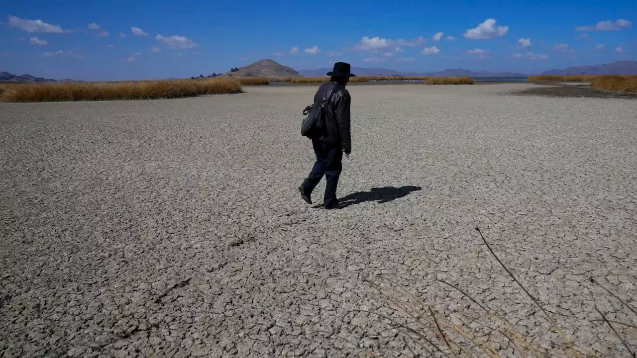 El lago Titicaca, el cuerpo de agua navegable más alto del mundo, se está secando