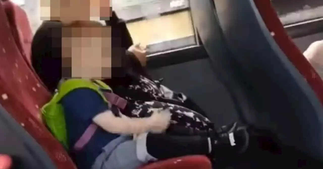 Young child filmed vaping 'next to mum' on Edinburgh bus in shocking footage