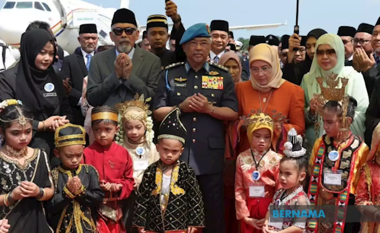 King, queen arrive in Tawau to begin 'Kembara Kenali Borneo'