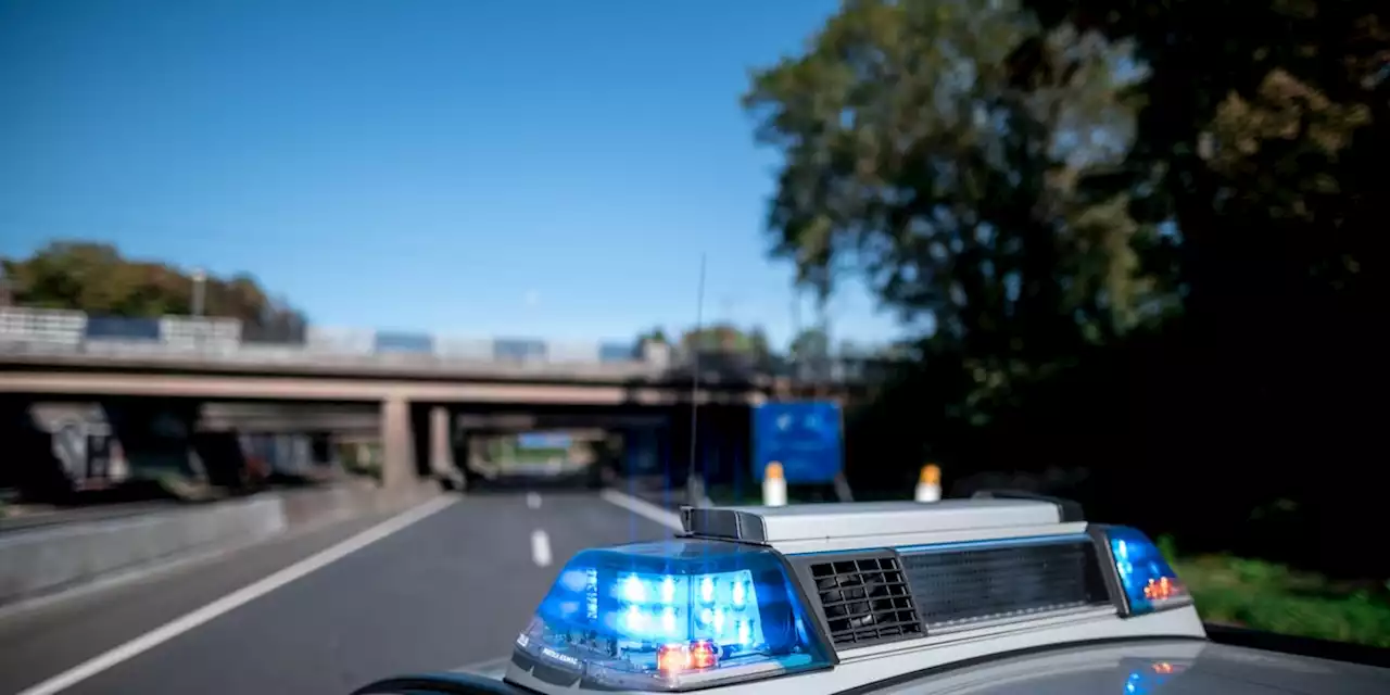 Frau mitten auf der Autobahn aus Auto verbannt - Polizei sammelt sie ein