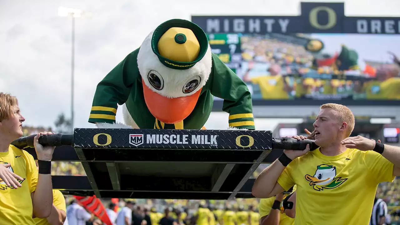 Oregon mascot completes over 500 push-ups, thanks to team's onslaught vs. Portland State