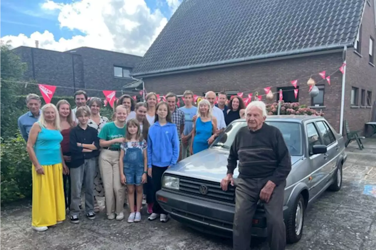 Staf Schoofs is bijna 100 jaar: “De familie mag, de auto moet mee op foto”