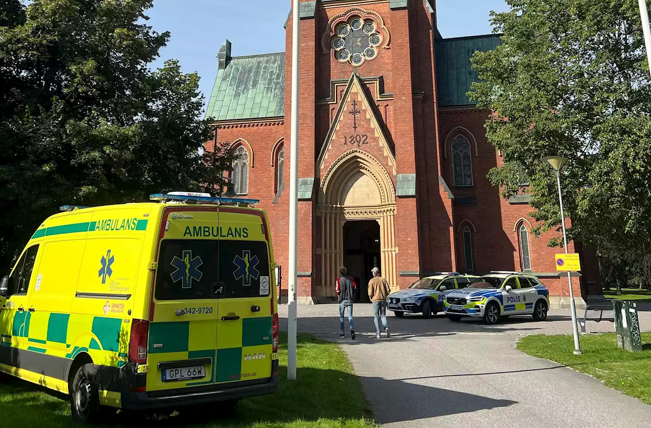 Evakuerade samlade i kyrkan – 'många frågor'