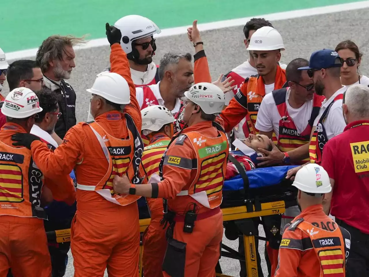 Paura per Bagnaia, la moto di Binder gli passa sulla gamba: ecco cosa è successo