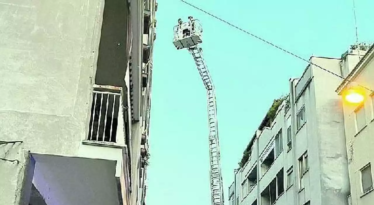 Crolla un pezzo di cornicione nella zona dei pub