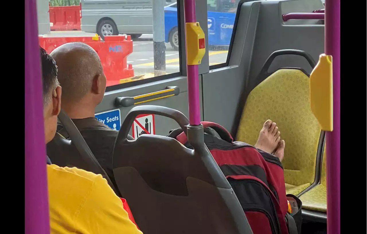 Man who used 3 bus seats for himself, his feet, & bag while ignoring seniors angers netizens