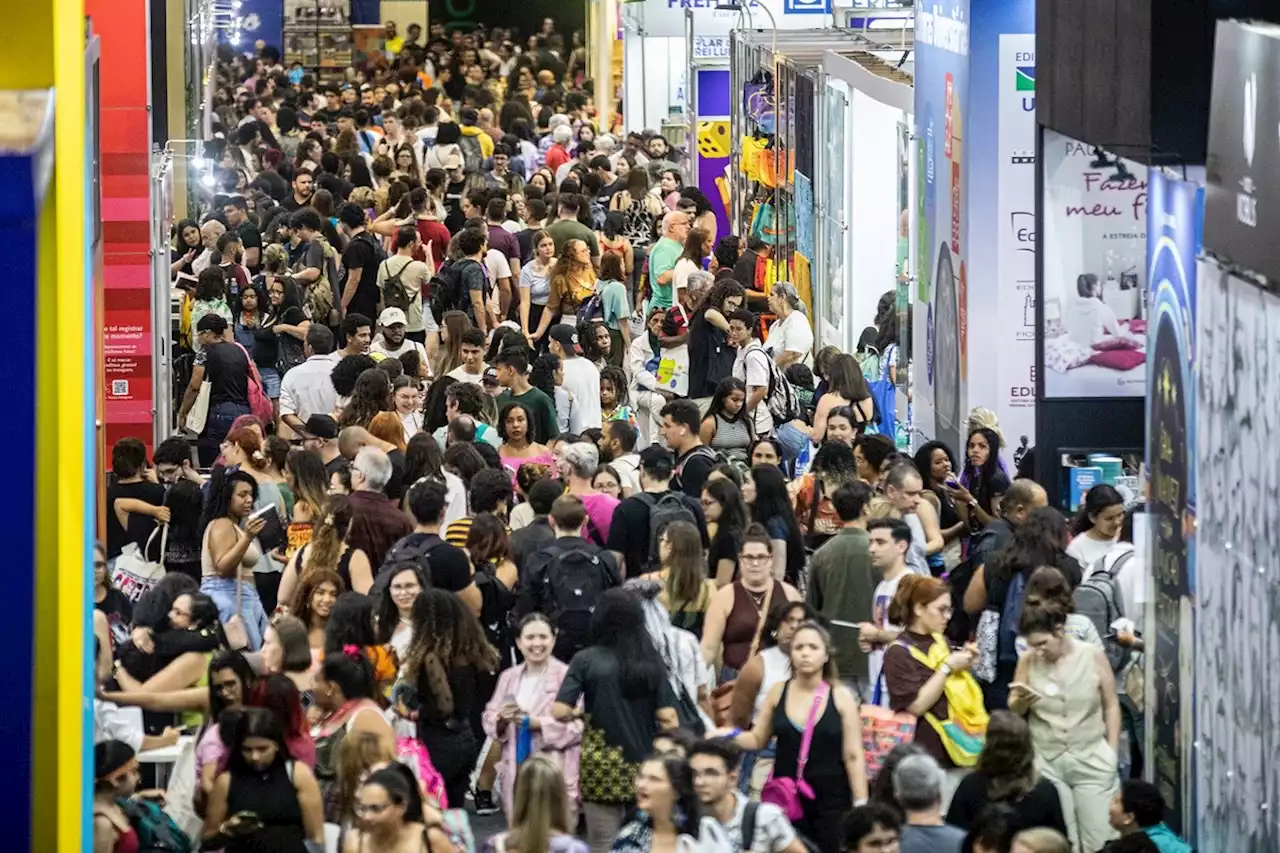 Bienal do Livro tem 'engarrafamento humano' com grande público no primeiro sábado