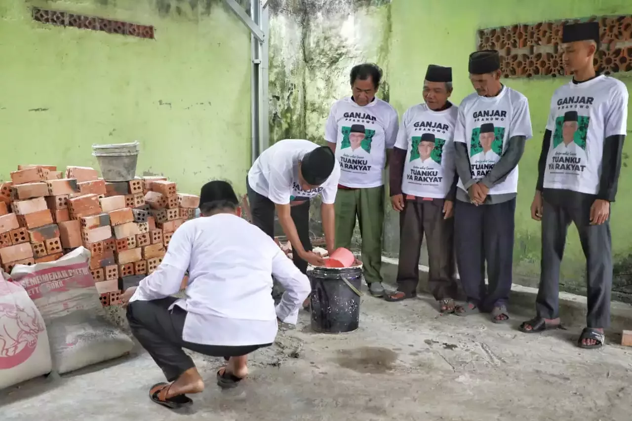 Santri Dukung Ganjar Gotong Royong Renovasi Majelis Taklim Nurul Huda Di Palembang