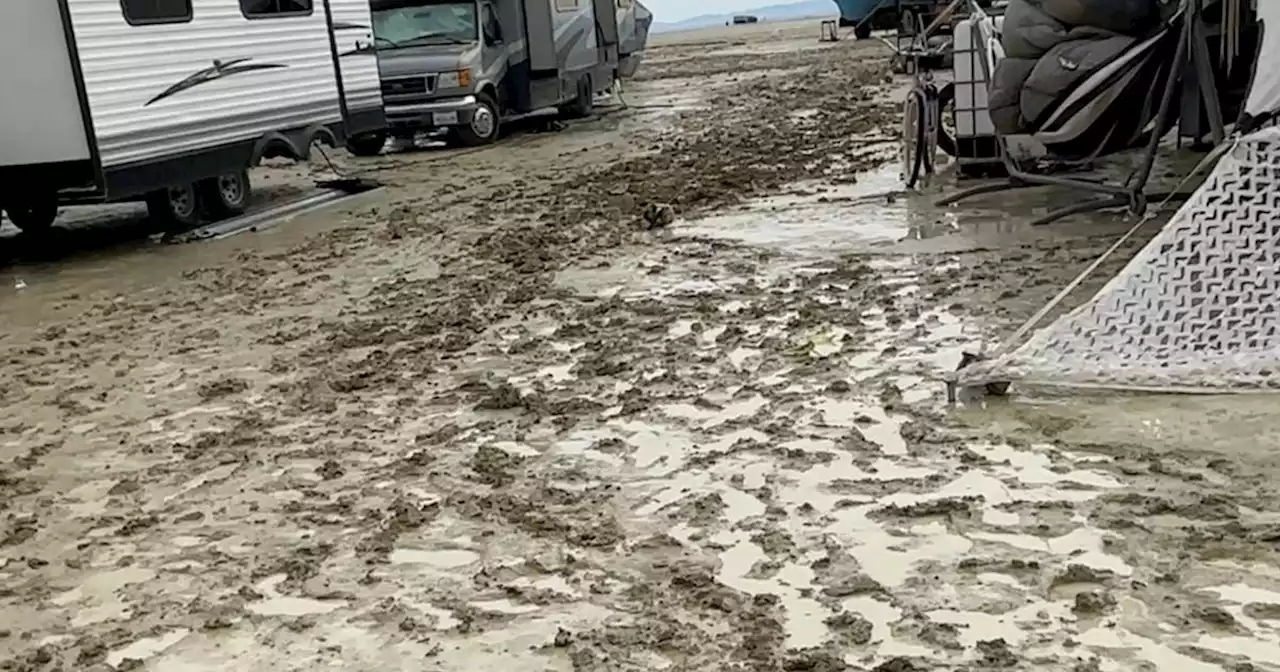 Le public du festival américain Burning Man piégé par la pluie en plein désert