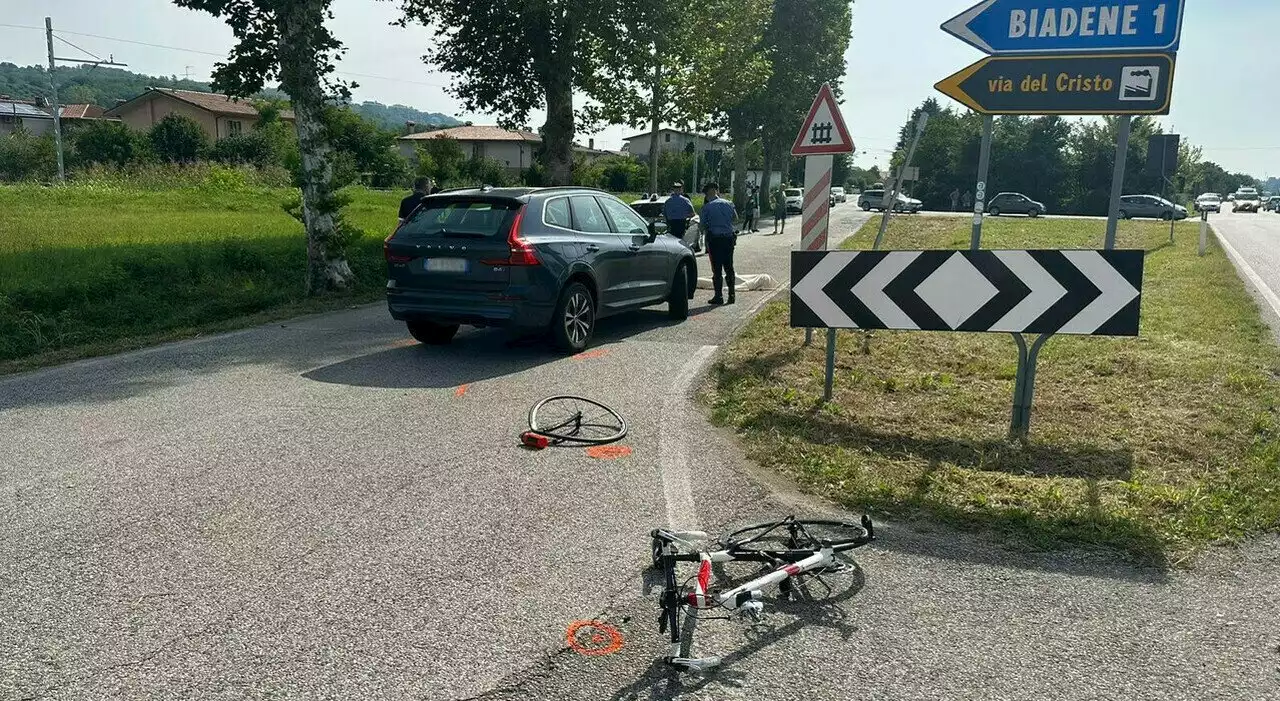 Sbaglia strada con la bici da corsa: investito e ucciso da un suv