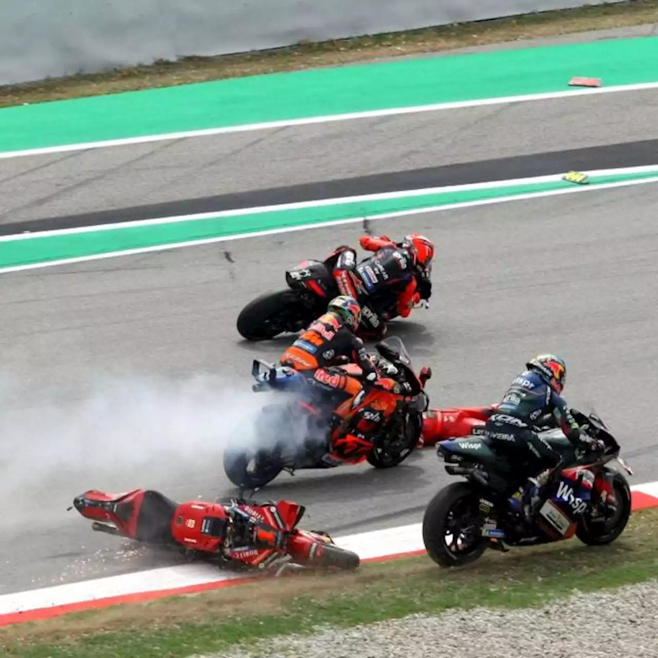 La chute de Francesco Bagnaia, un moment d'épouvante au Grand Prix de Catalogne