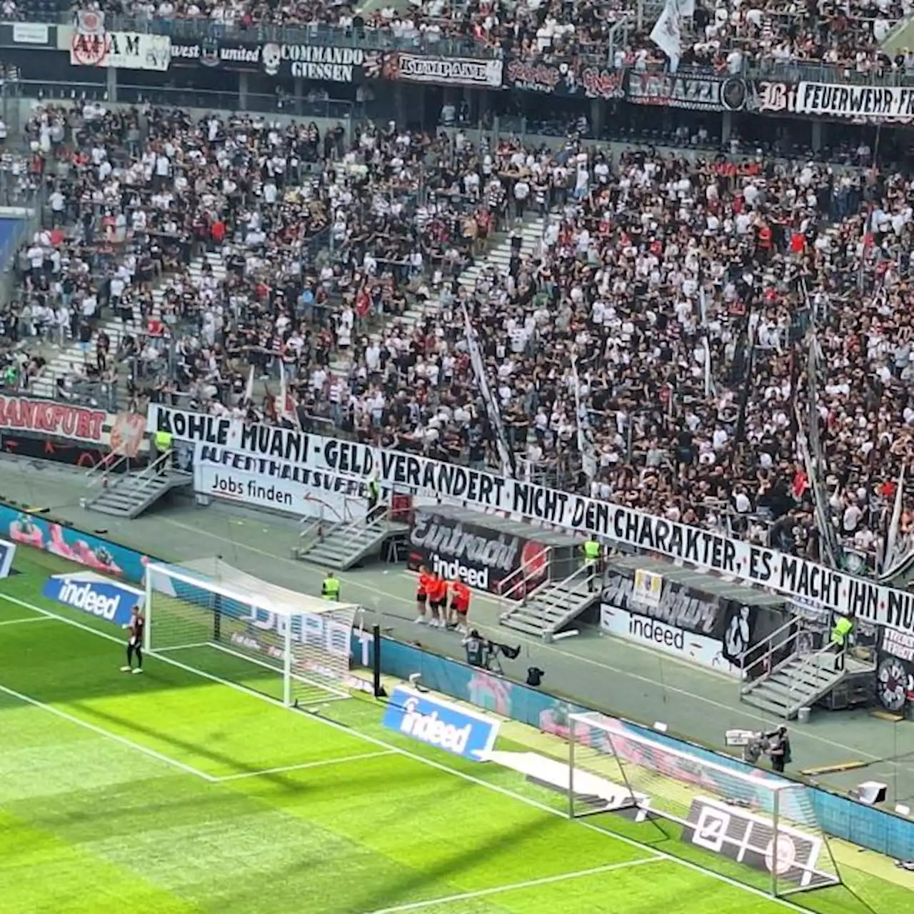 Une banderole hostile à Randal Kolo Muani dans une tribune à Francfort