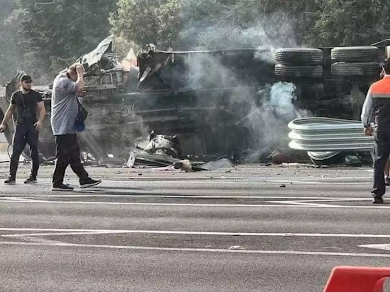 Camión de carga choca contra caseta de cobro en la México-Toluca