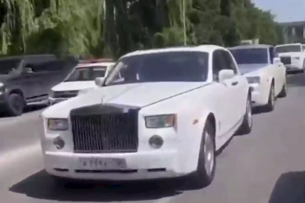 На дорогах Чечни сняли свадебный кортеж из 14 Rolls-Royce