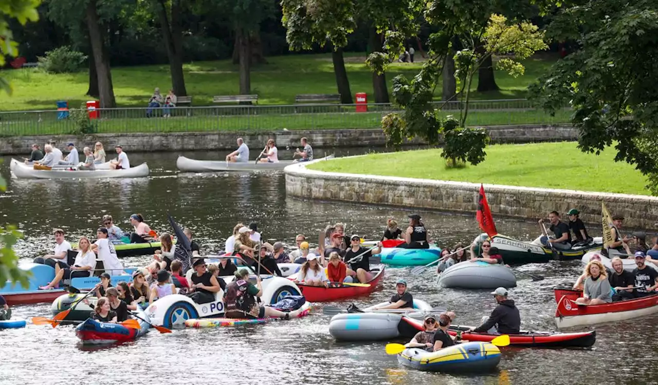 Mit Kajak und Schlauchboot: Demonstration für Reichtum-Umverteilung auf der Alster