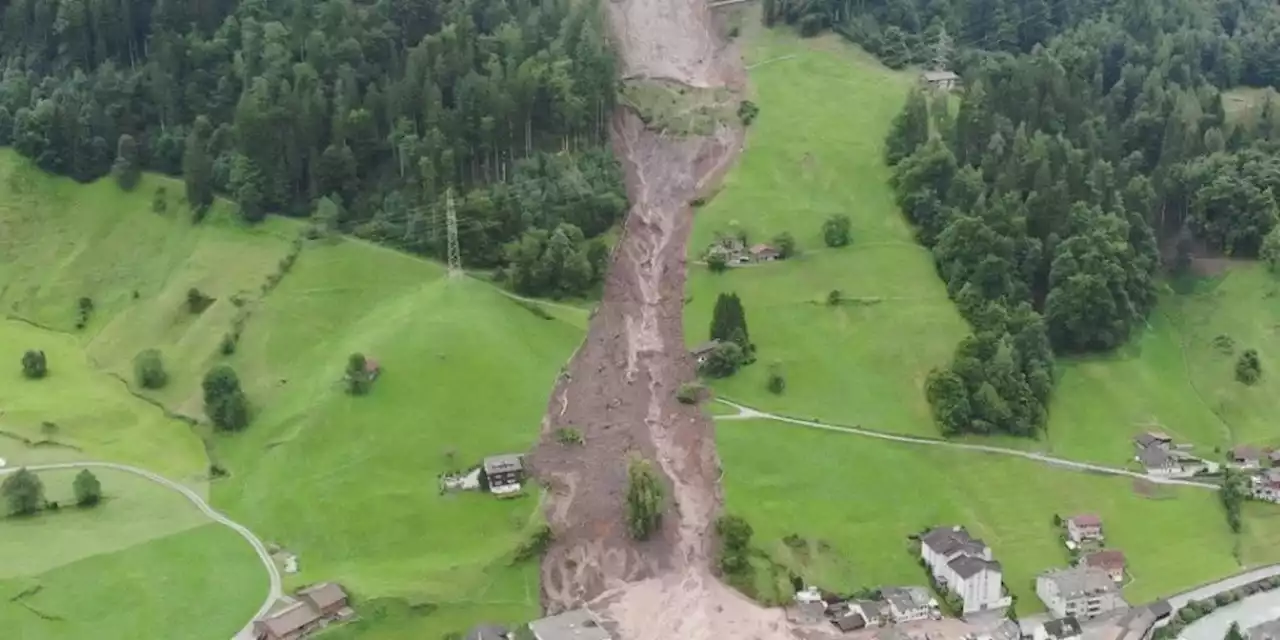 Geröll löst sich im Erdrutschgebiet von Schwanden GL