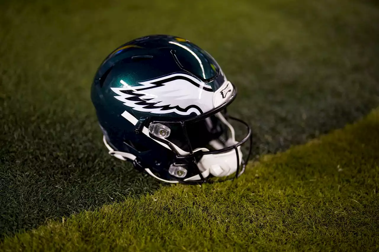 Eagles’ star mocks internet trolls who tried to dad-shame him