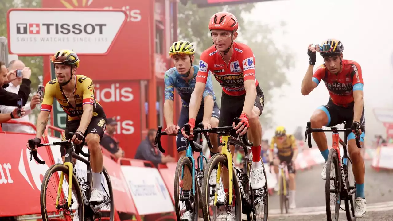 Roglic pakt tijd terug op Evenepoel in opmerkelijke Vuelta-finale door moddervloed