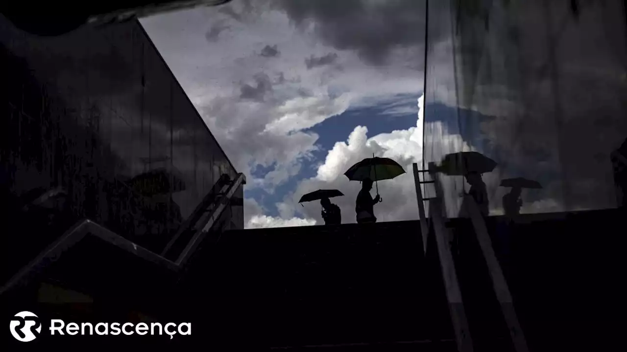 Sete distritos sob aviso laranja por chuva forte e trovoada este domingo