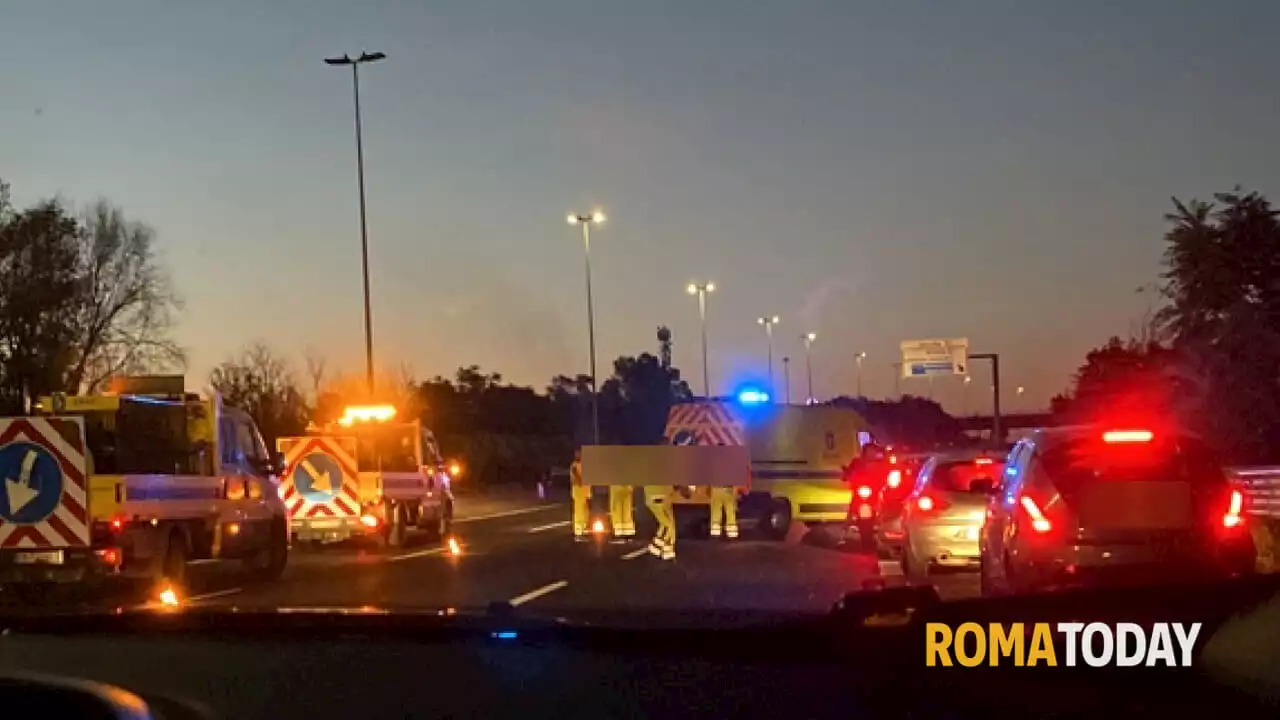 Roma, incidente sul raccordo: si schianta con l'auto contro il guard rail, morto 23enne