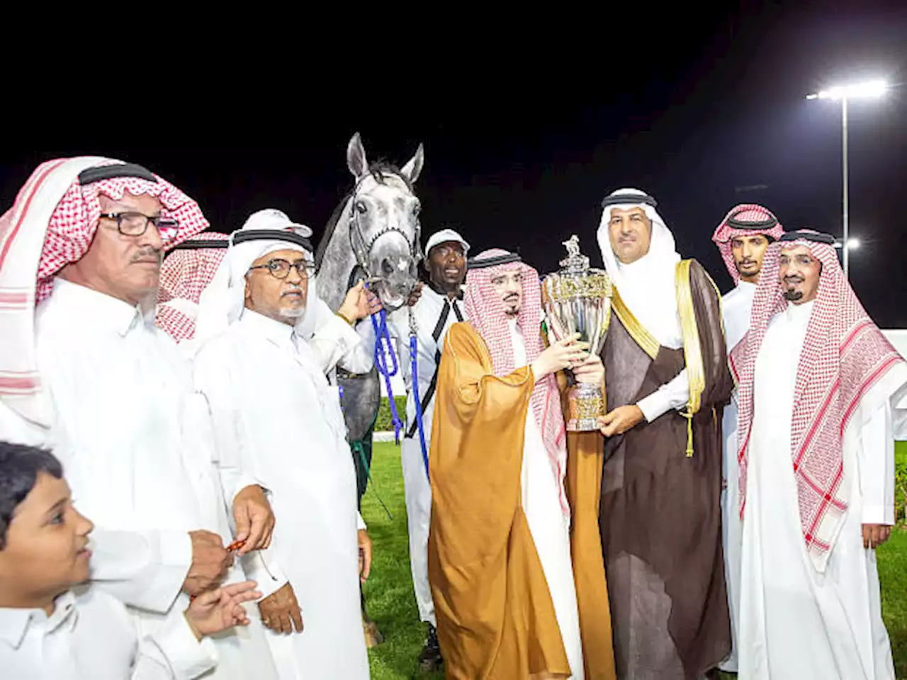 شاهد.. إسطبل أبناء خالد بن سلطان يتوج باللقبين الأغلى في موسم سباقات الطائف