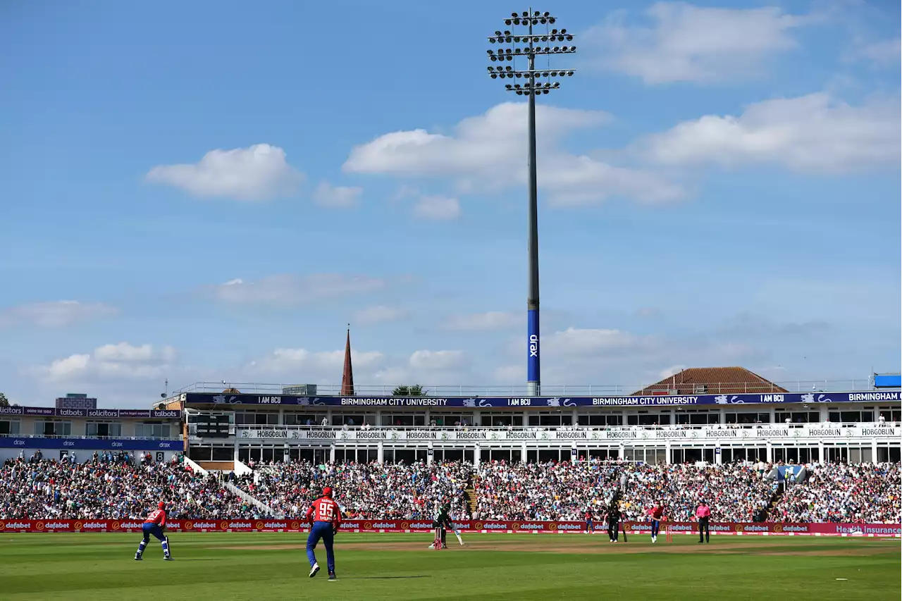 Cricket-New Zealand steam roll England in third T20I