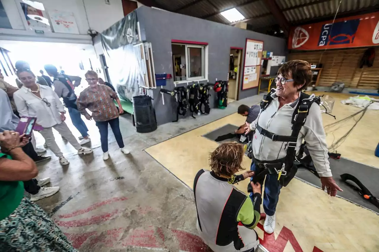 En images. Cette Béarnaise de 85 ans a sauté en parachute !