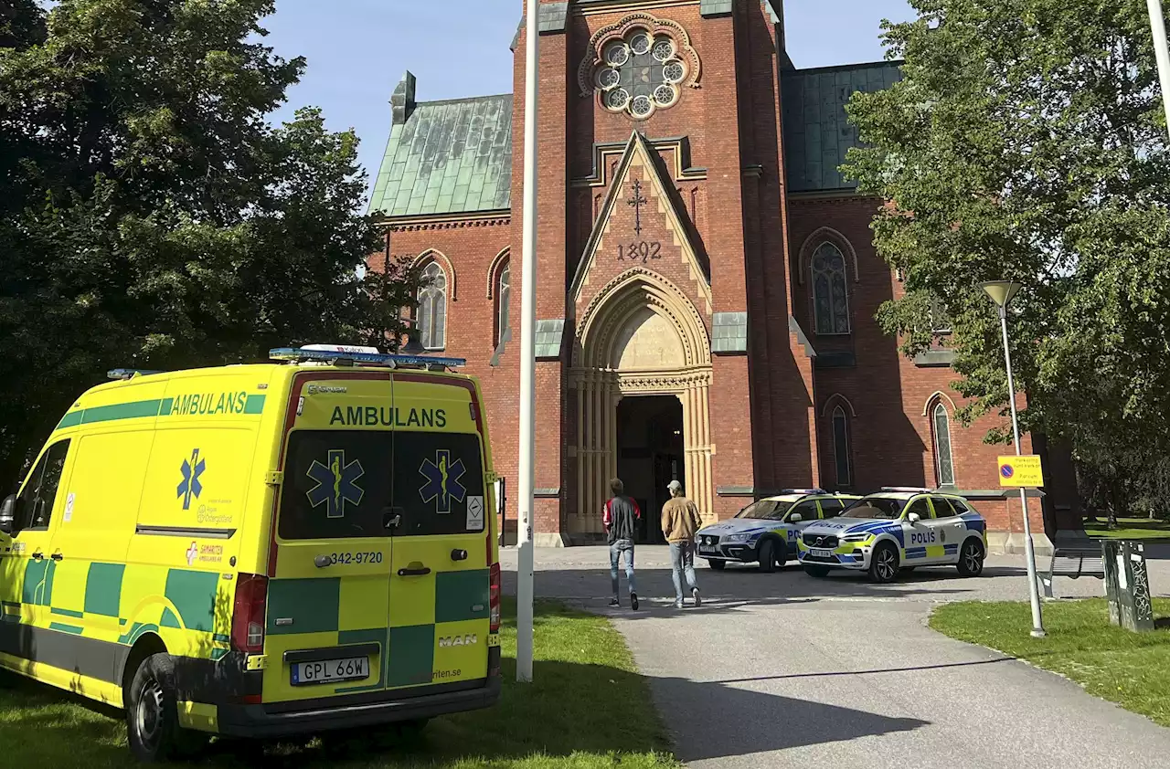 Evakuerade samlas i kyrkan: 'Många frågor'