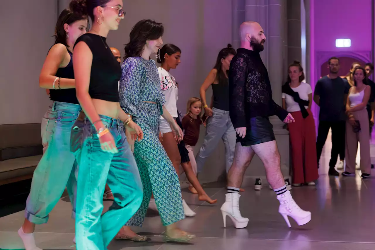 Lange Nacht der Zürcher Museen – «Go, go, go!» – Gaetano zeigt, wie man auf High Heels geht