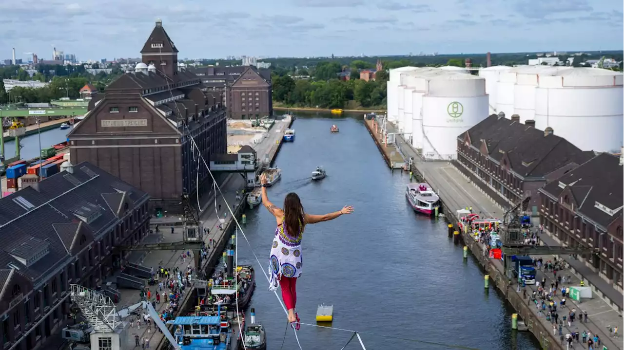 Jubiläum in Berlin-Moabit: Hochseil-Action bei 100. Westhafen-Geburtstag