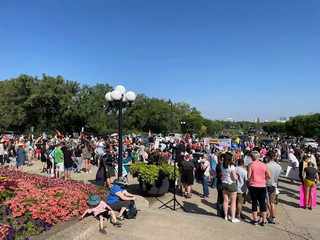 Hundreds rally in Regina against new Saskatchewan pronoun policy