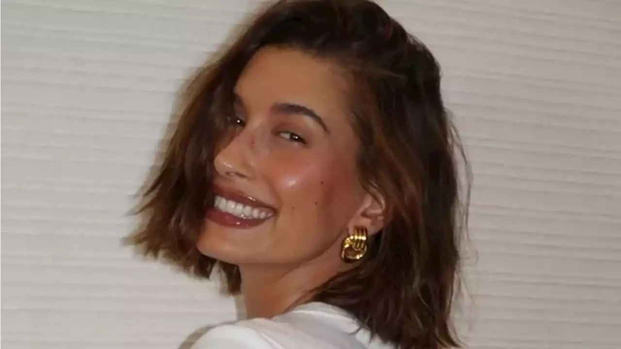 Hailey Bieber dio un paseo en yate en microbikini bicolor y capelina con margaritas