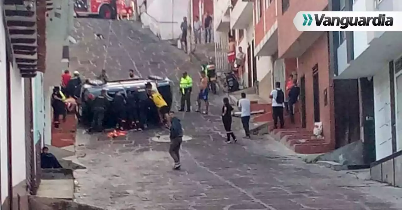 Video: Carro se volcó tratando de subir una empinada calle de San Gil