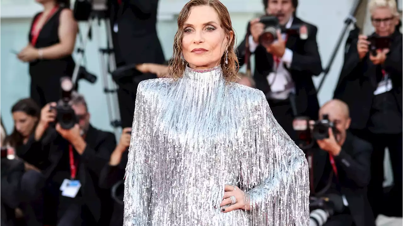 Mostra de Venise : Isabelle Huppert scintille et marque les esprits en Balenciaga