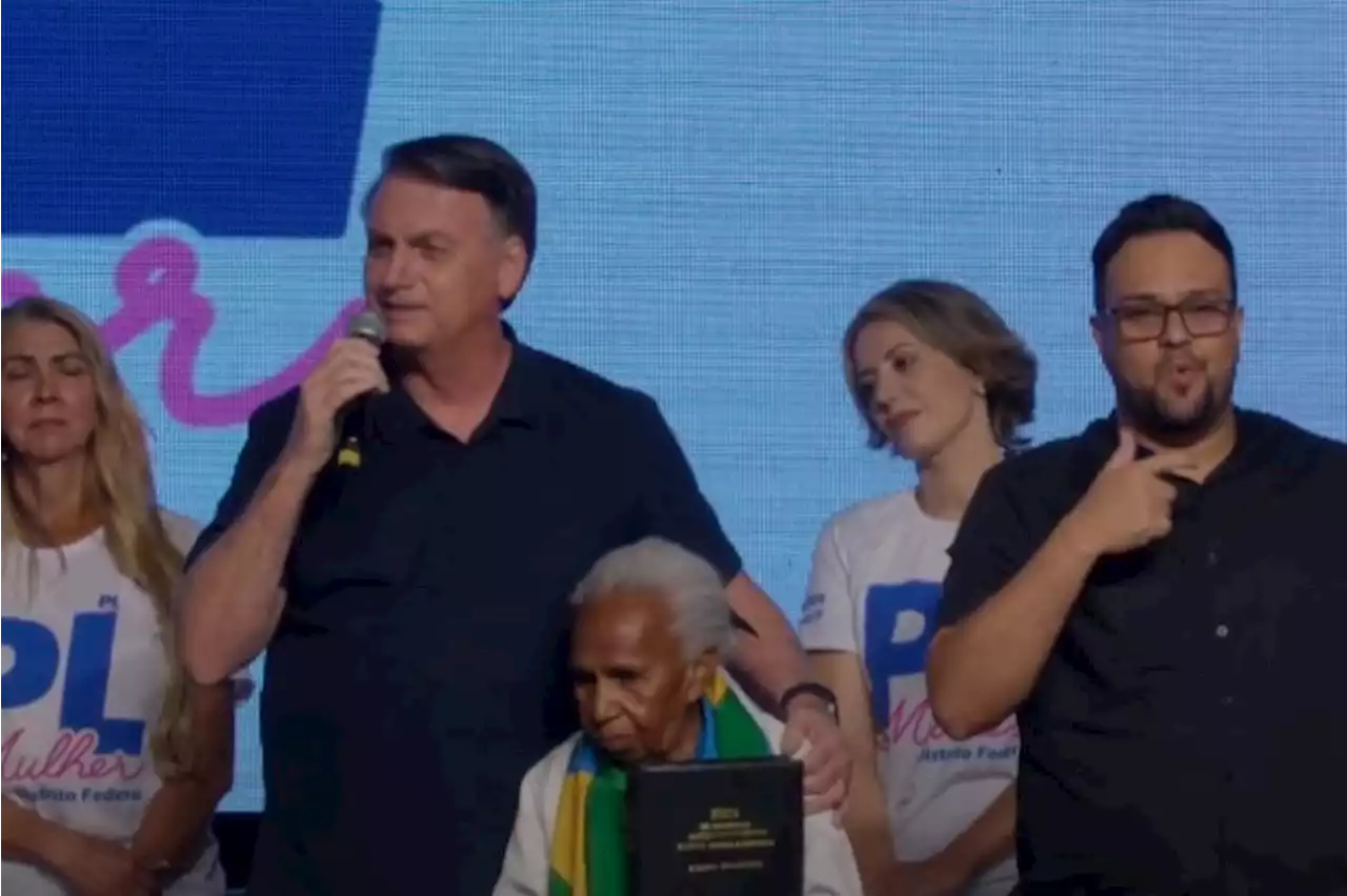 Em ato, Bolsonaro ignora joias e Michelle fala em assassinato de reputação