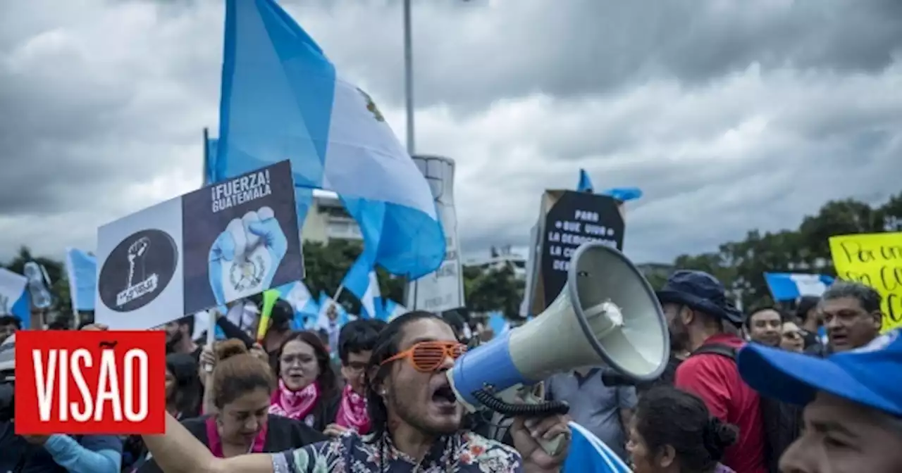 | Guatemaltecos na rua contra 'golpe de Estado' denunciado por Presidente eleito