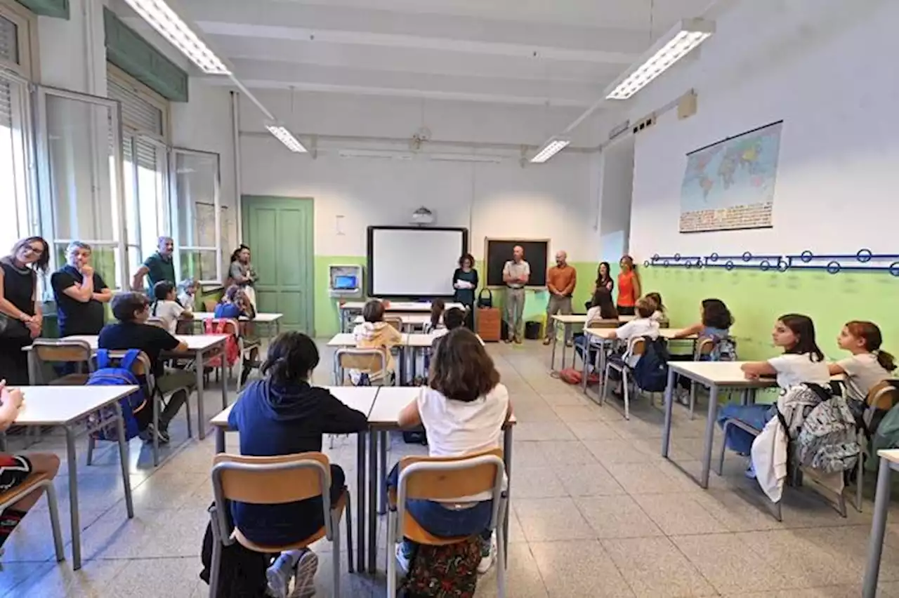 Calci e pugni alla compagna di classe, video sui social - Notizie