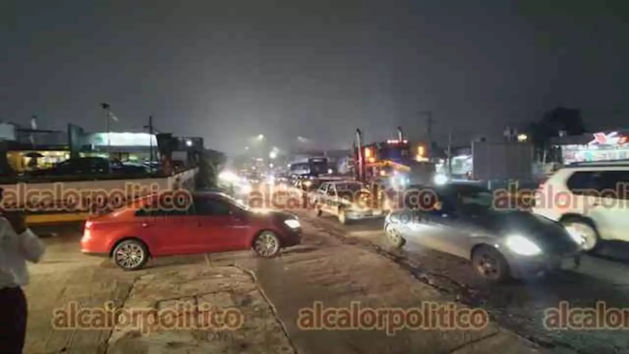 Con bloqueo, vecinos denuncian que obra de CMAS Xalapa provoca inundaciones